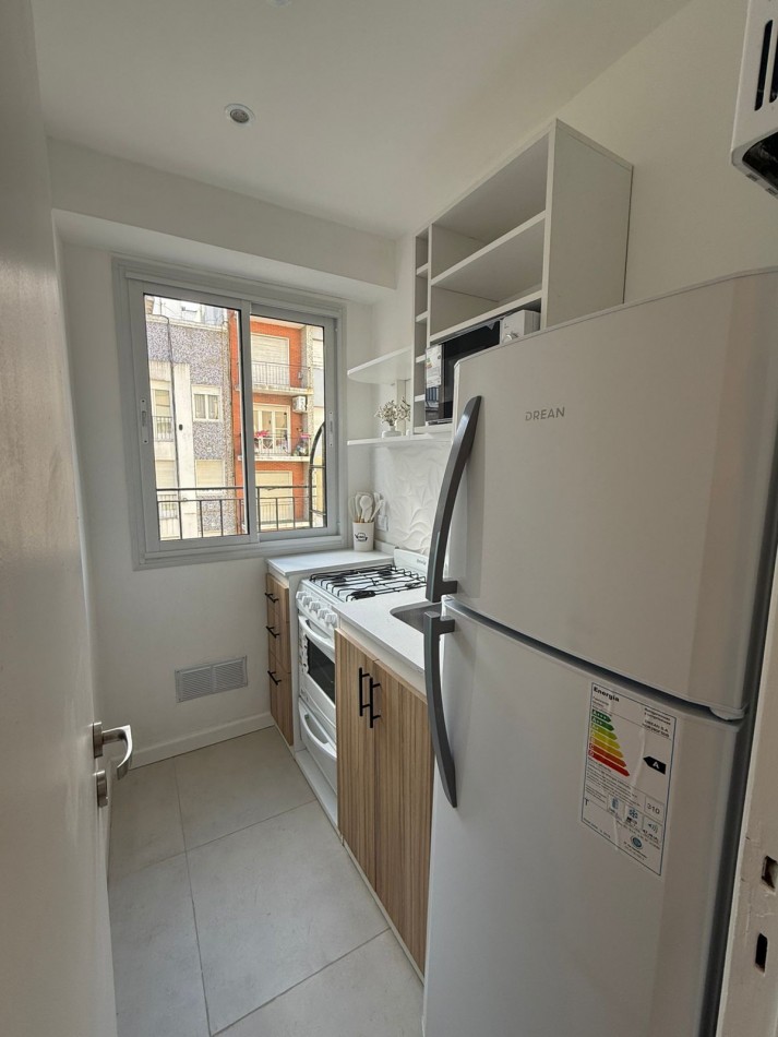 Monoambiente con balcon a la calle en piso alto