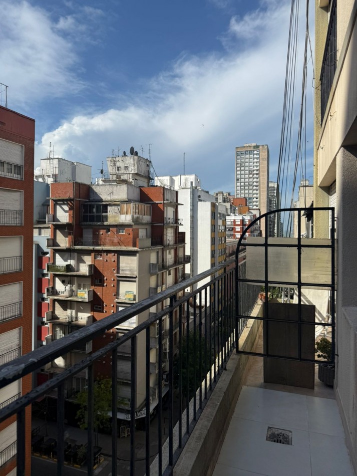 Monoambiente con balcon a la calle en piso alto