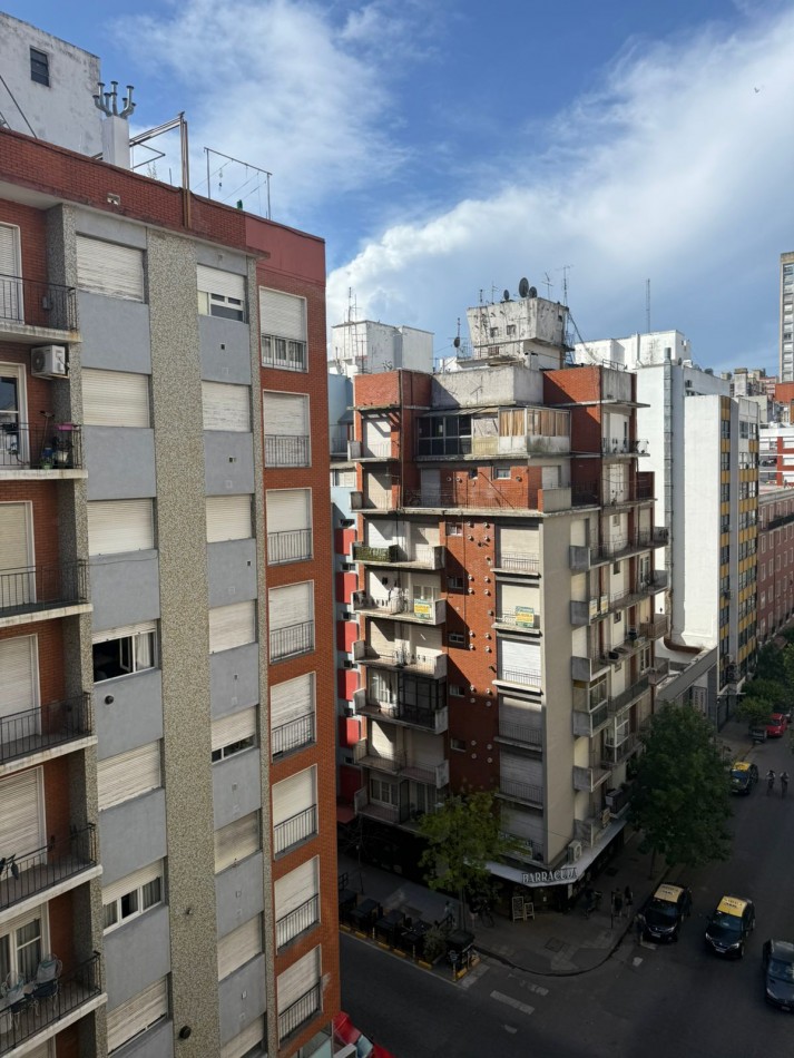 Monoambiente con balcon a la calle en piso alto