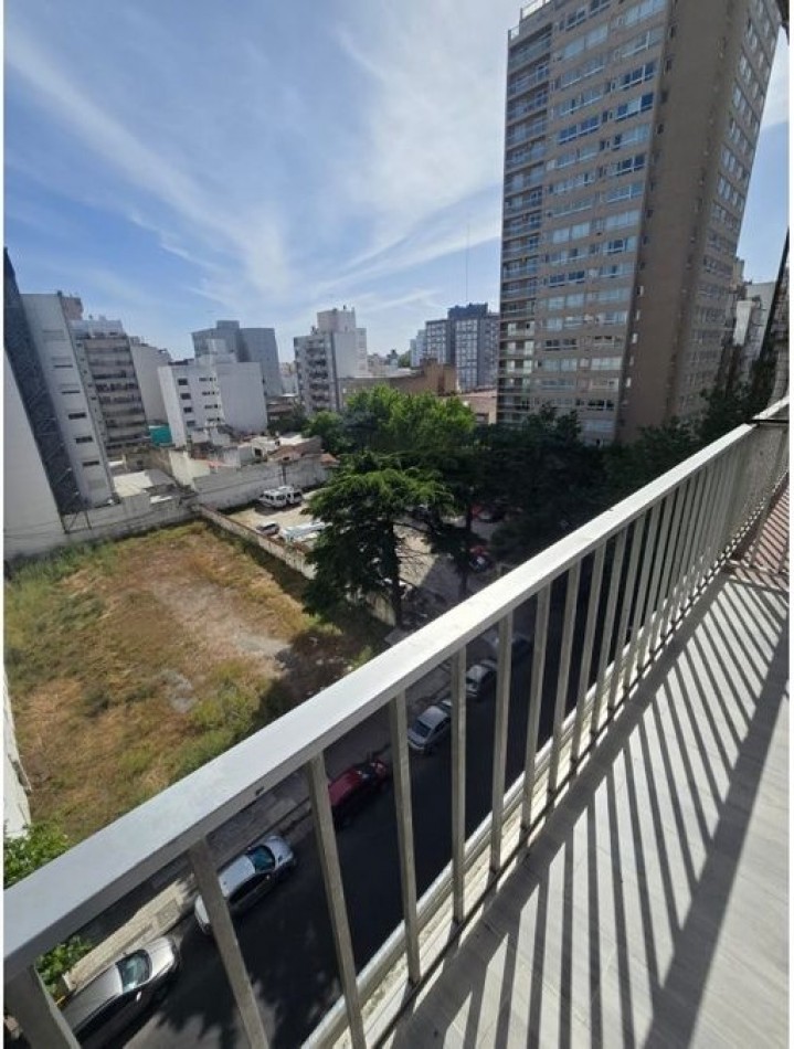 Departamento de 1 ambiente y medio a la calle con balcon - Reciclado