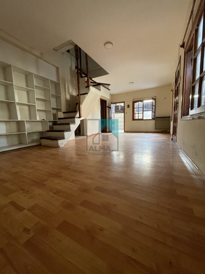 Casa 4 ambientes c/patio, garage y depto monoambiente sobre lote propio