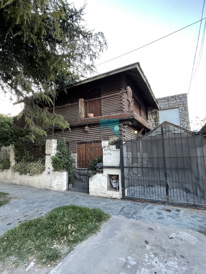 Casa 4 ambientes c/patio, garage y depto monoambiente sobre lote propio
