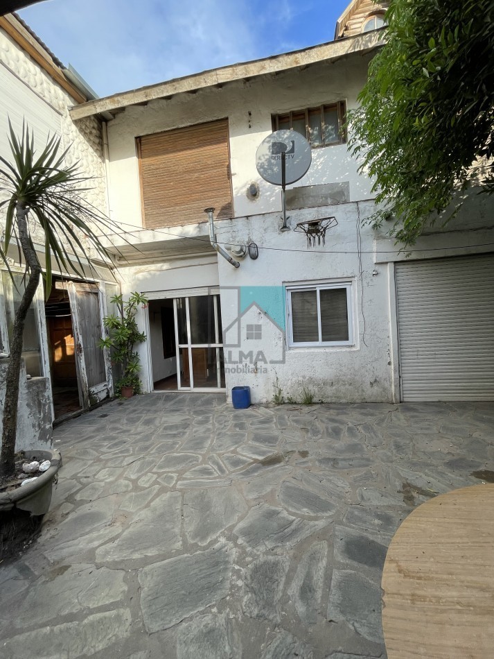Casa 4 ambientes c/patio, garage y depto monoambiente sobre lote propio