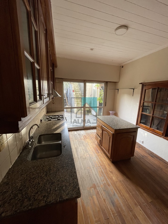 Casa 4 ambientes c/patio, garage y depto monoambiente sobre lote propio
