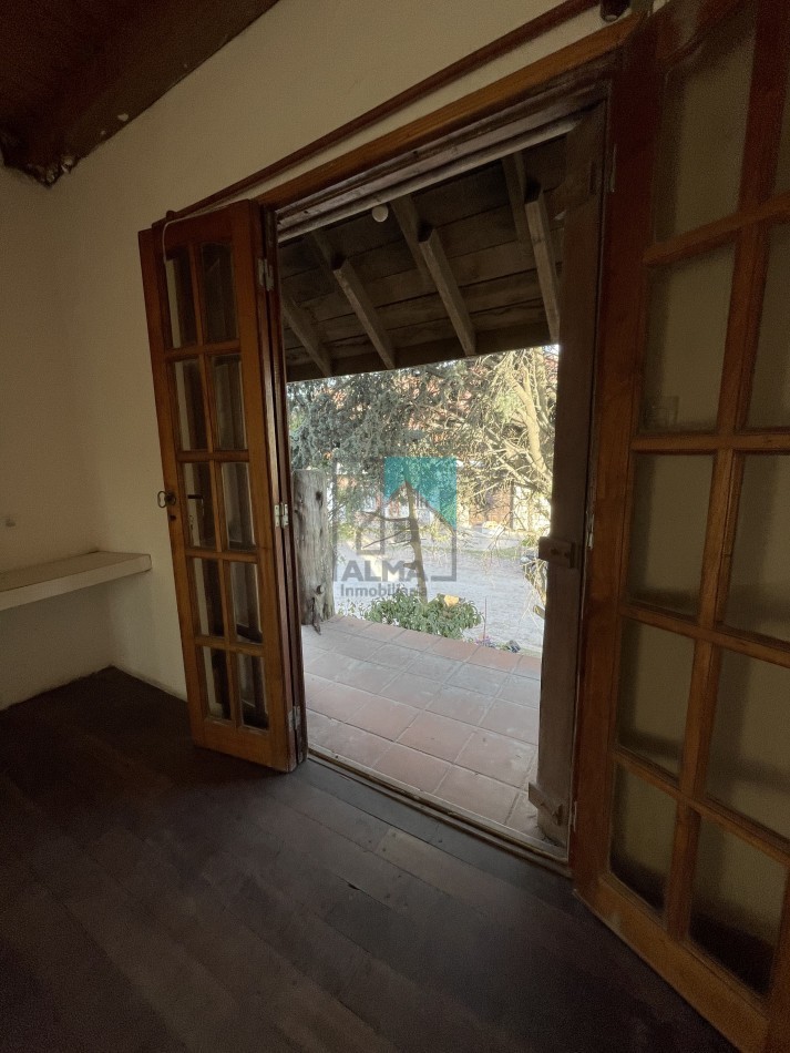 Casa 4 ambientes c/patio, garage y depto monoambiente sobre lote propio
