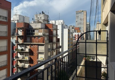 Monoambiente con balcon a la calle en piso alto